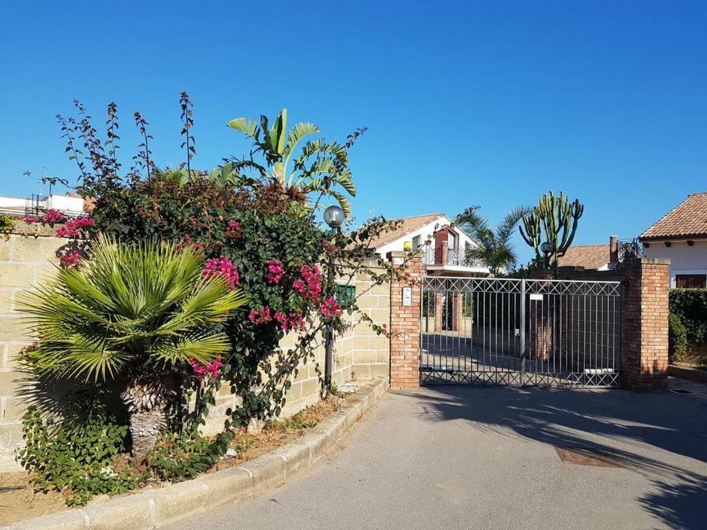 Mansarda Camelie Via Dei Normanni, 45 Villa Campofelice Di Roccella Exterior foto